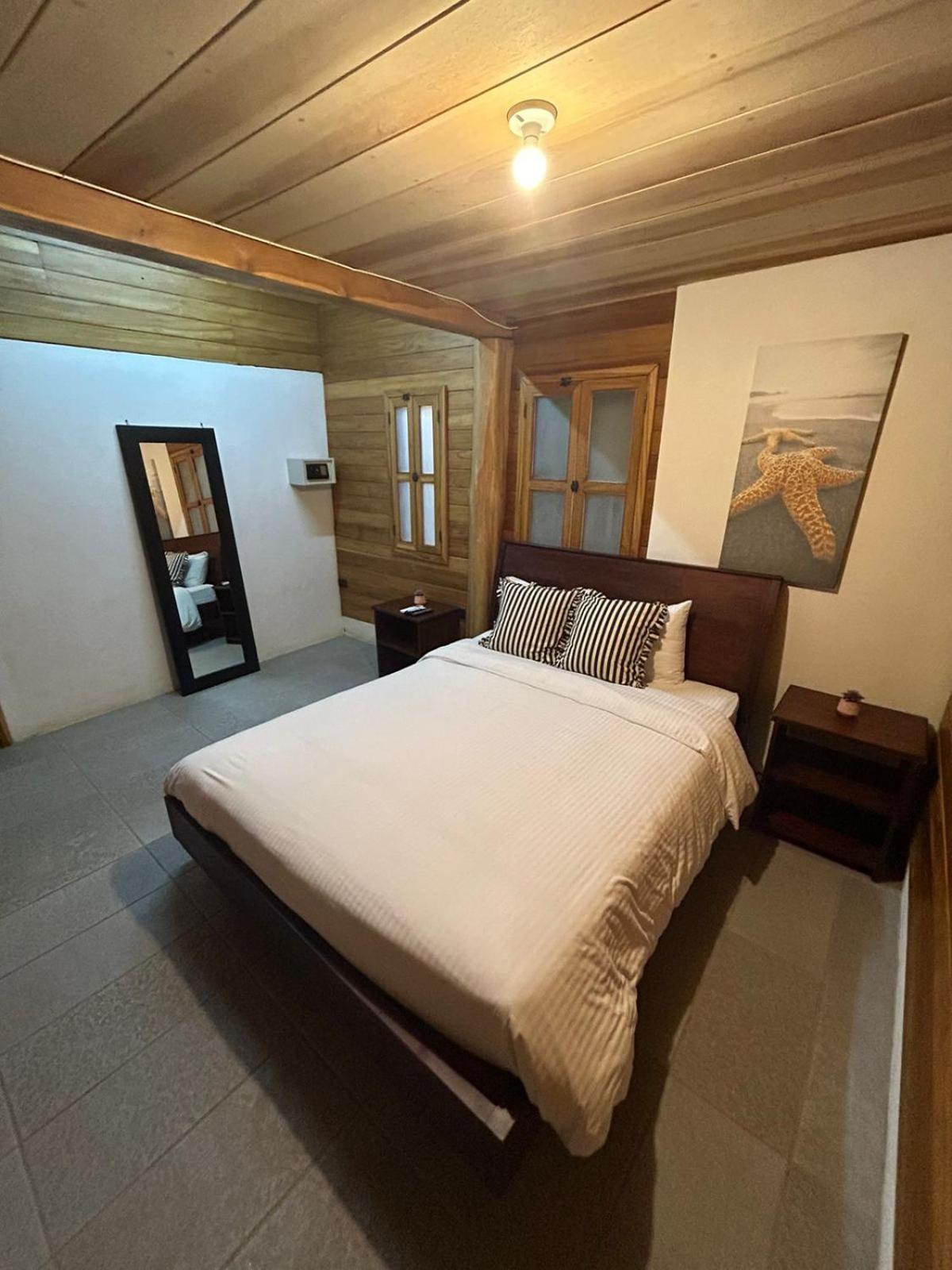 Casa Aura: Beachfront Premium Hostel Tamarindo Bagian luar foto