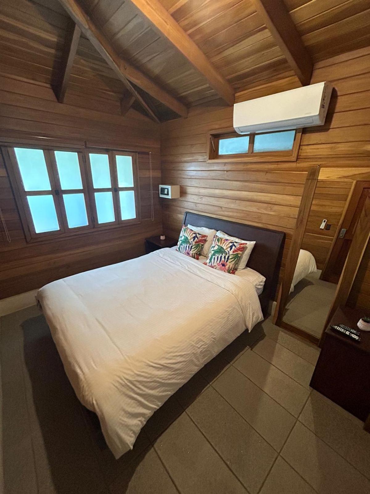 Casa Aura: Beachfront Premium Hostel Tamarindo Bagian luar foto