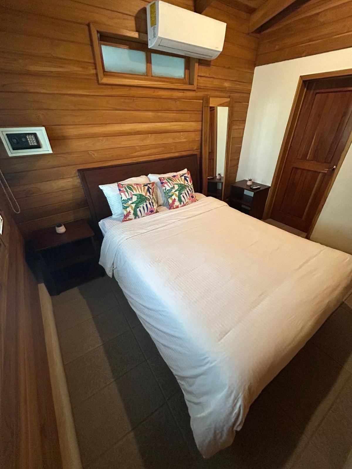 Casa Aura: Beachfront Premium Hostel Tamarindo Bagian luar foto