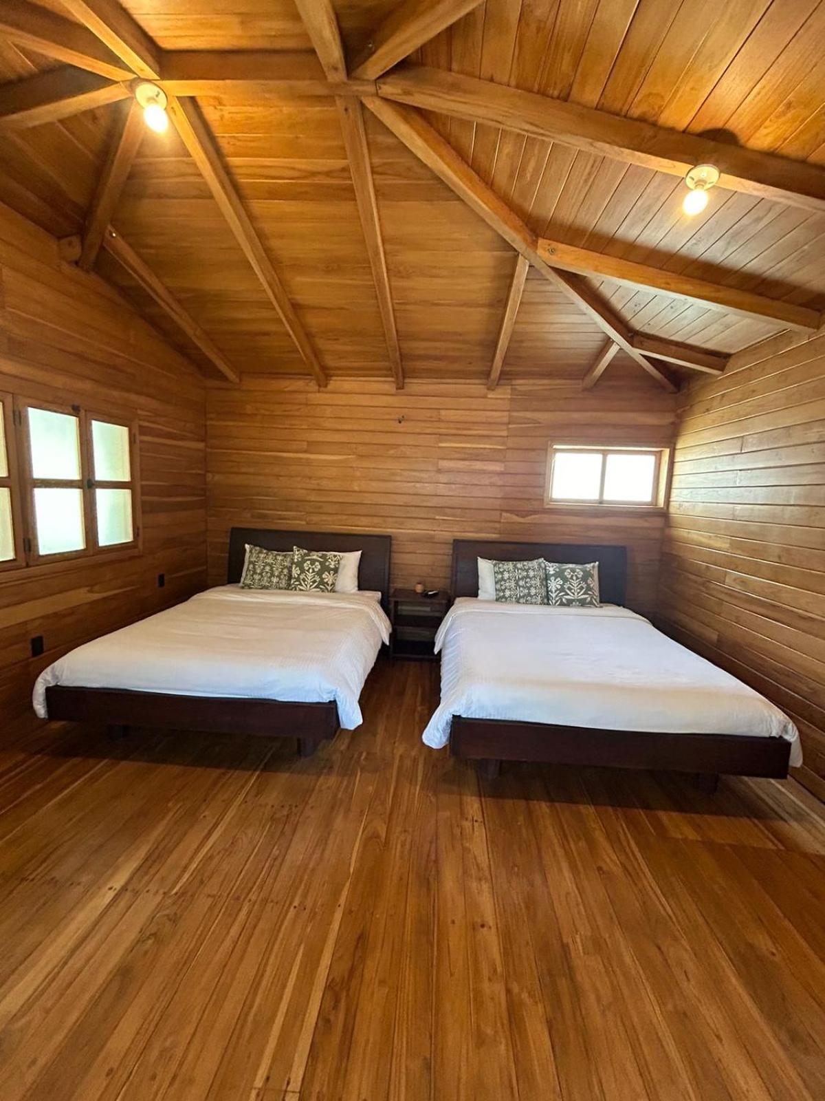 Casa Aura: Beachfront Premium Hostel Tamarindo Bagian luar foto