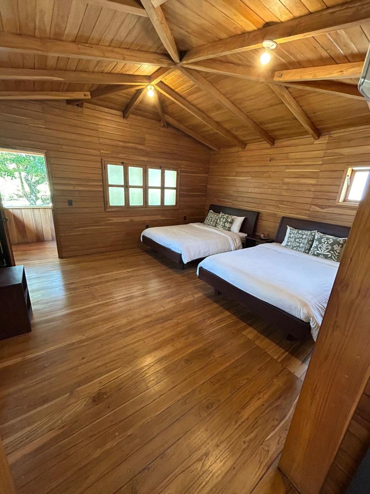 Casa Aura: Beachfront Premium Hostel Tamarindo Bagian luar foto