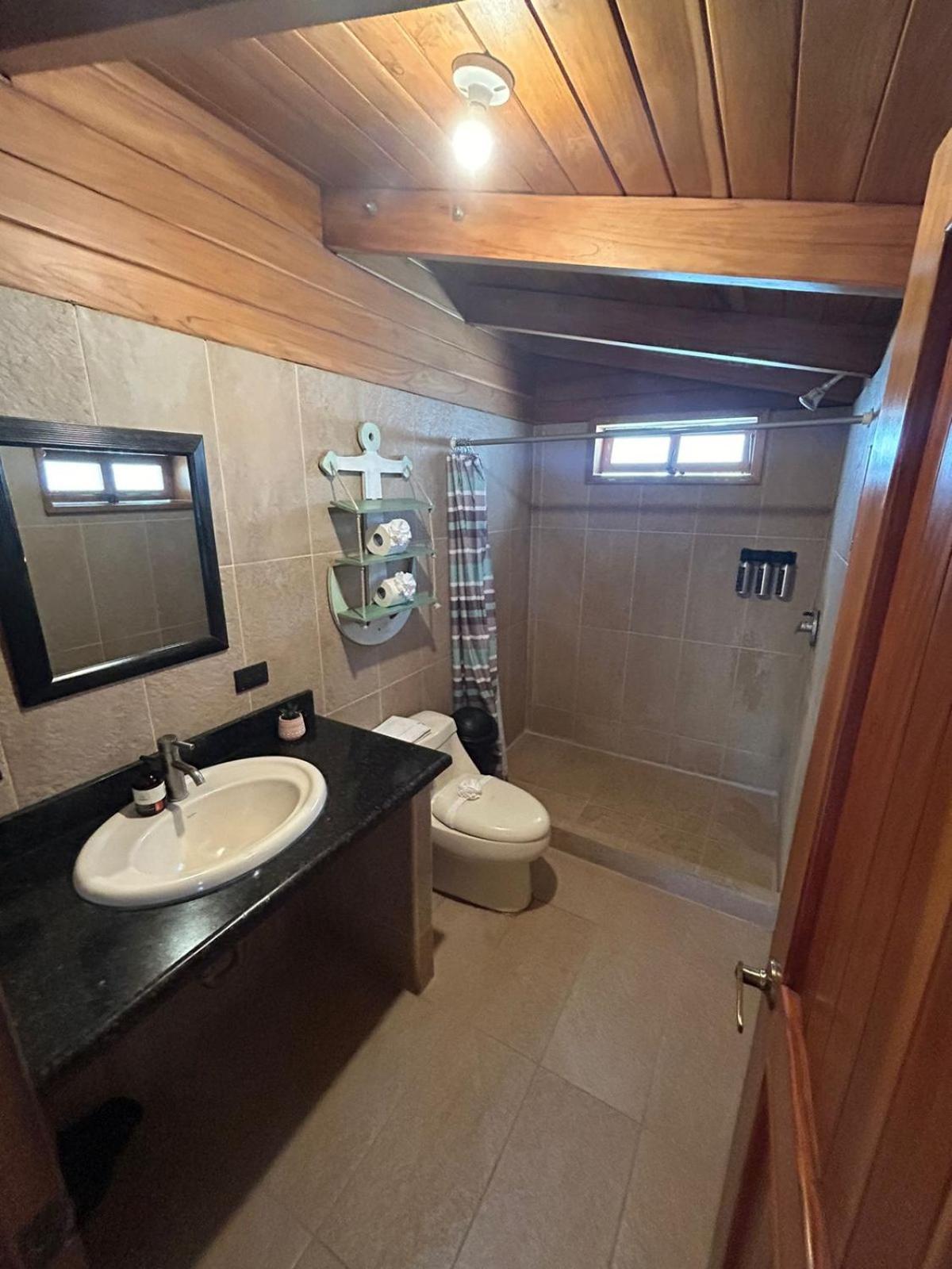 Casa Aura: Beachfront Premium Hostel Tamarindo Bagian luar foto