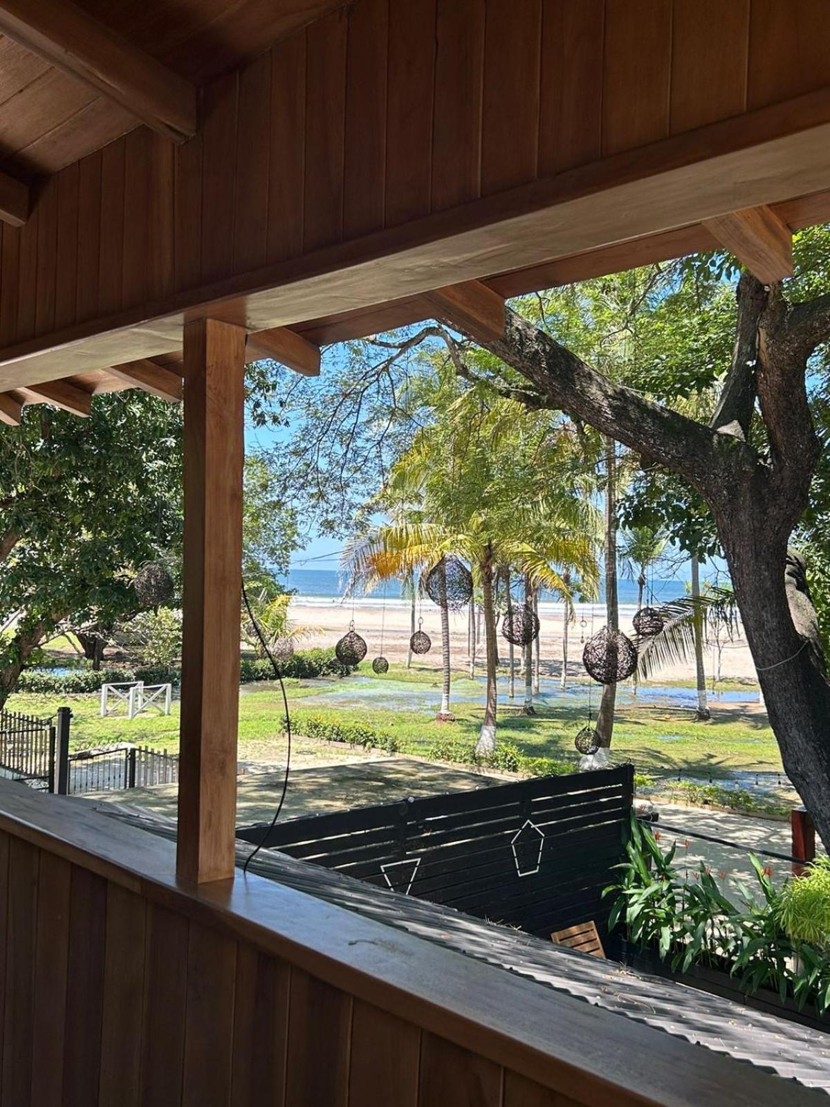 Casa Aura: Beachfront Premium Hostel Tamarindo Bagian luar foto