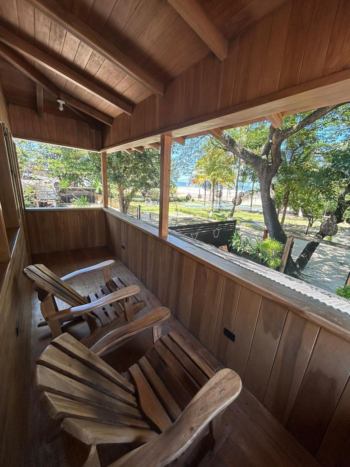 Casa Aura: Beachfront Premium Hostel Tamarindo Bagian luar foto