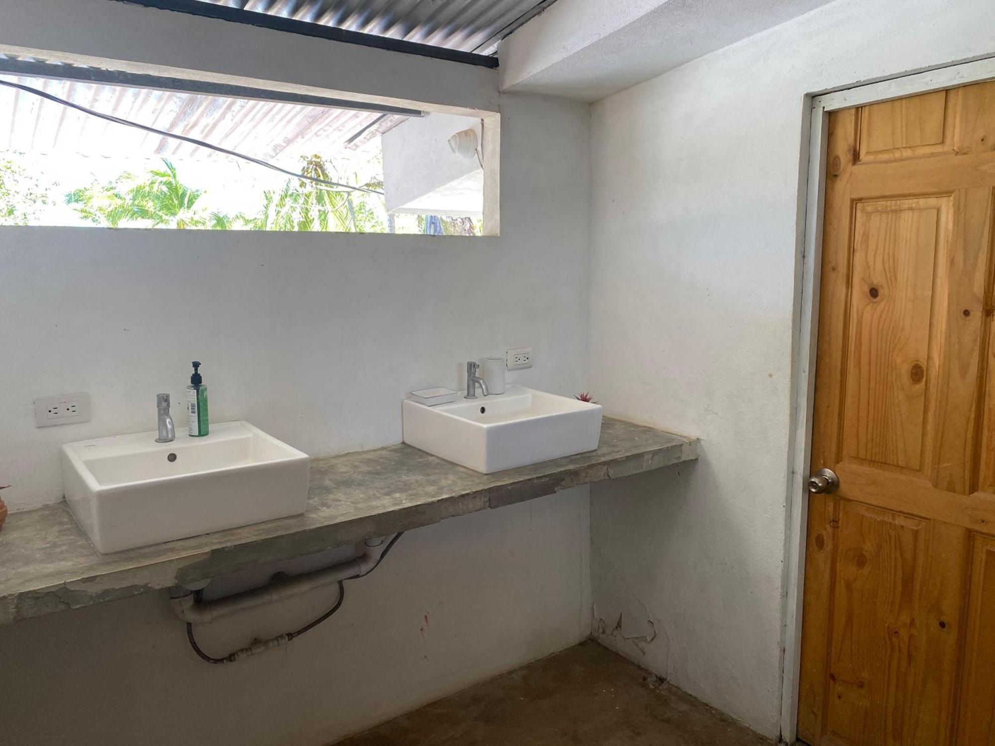 Casa Aura: Beachfront Premium Hostel Tamarindo Bagian luar foto