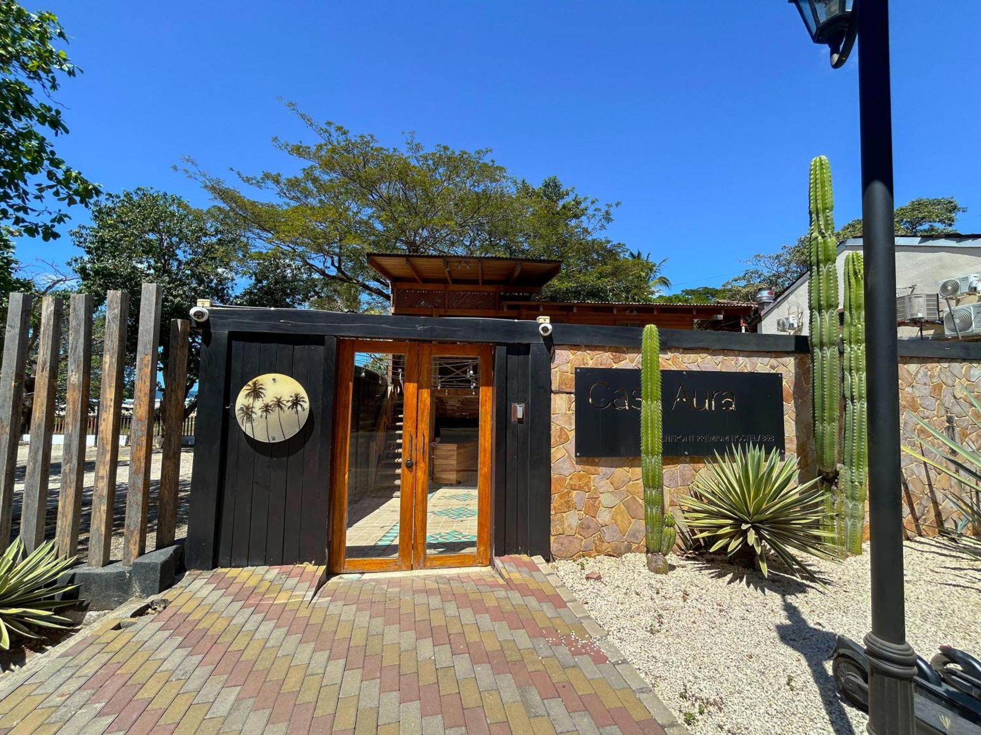 Casa Aura: Beachfront Premium Hostel Tamarindo Bagian luar foto