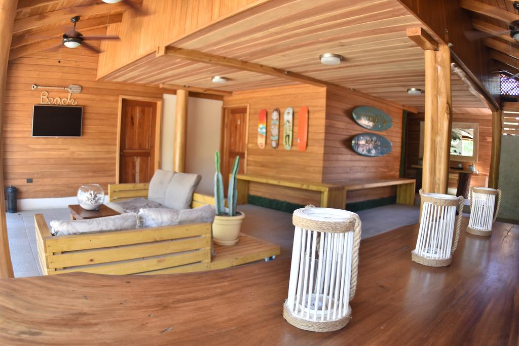 Casa Aura: Beachfront Premium Hostel Tamarindo Bagian luar foto