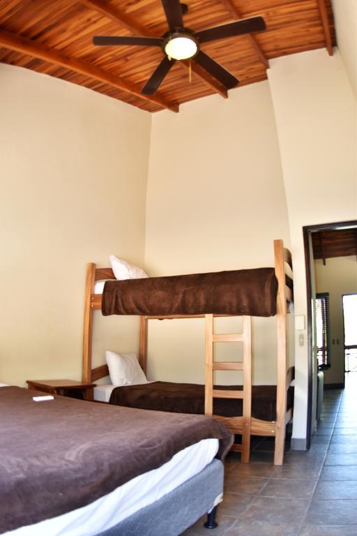 Casa Aura: Beachfront Premium Hostel Tamarindo Ruang foto