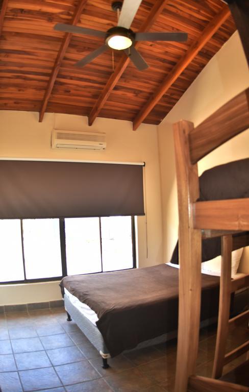 Casa Aura: Beachfront Premium Hostel Tamarindo Ruang foto