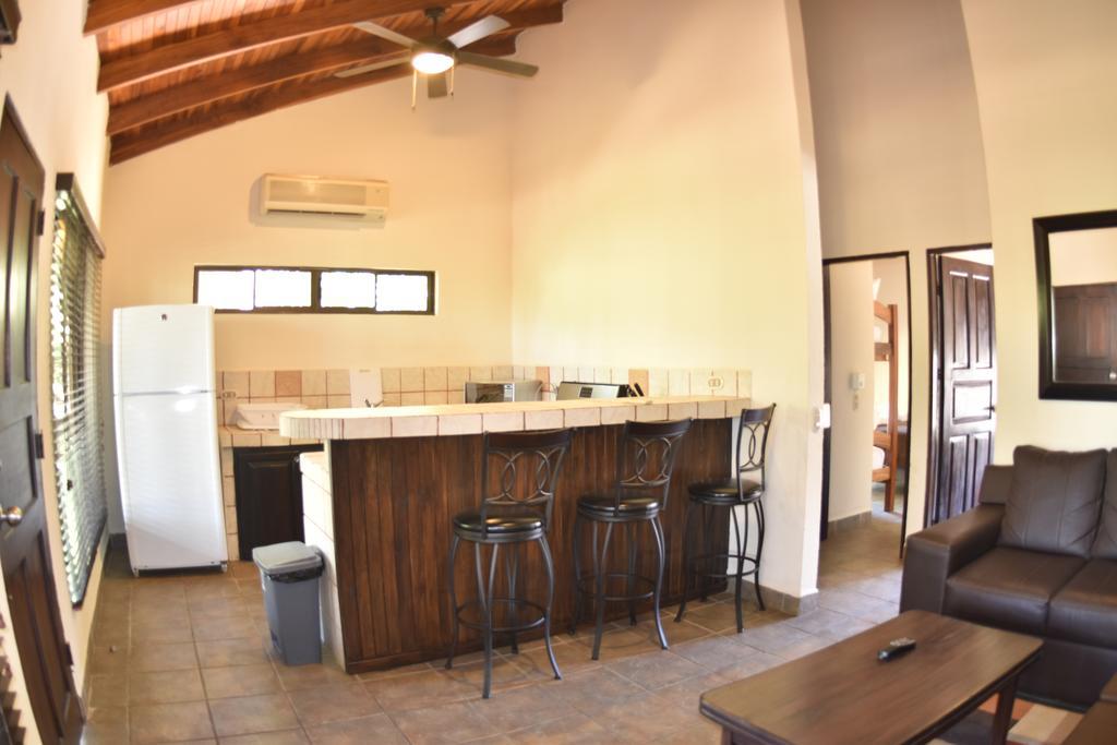 Casa Aura: Beachfront Premium Hostel Tamarindo Ruang foto