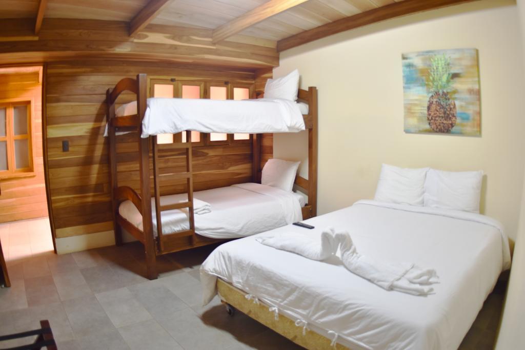 Casa Aura: Beachfront Premium Hostel Tamarindo Bagian luar foto