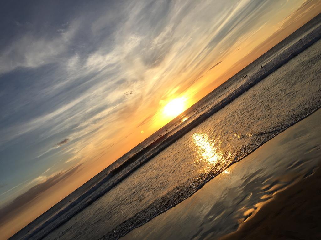Casa Aura: Beachfront Premium Hostel Tamarindo Bagian luar foto