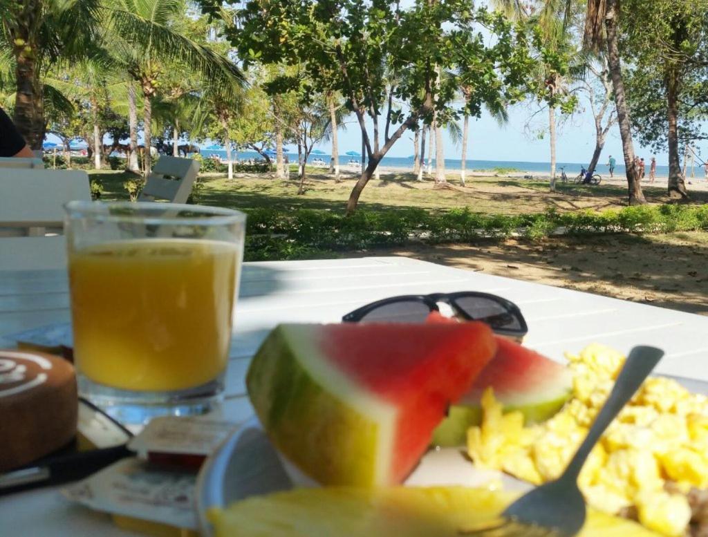 Casa Aura: Beachfront Premium Hostel Tamarindo Bagian luar foto