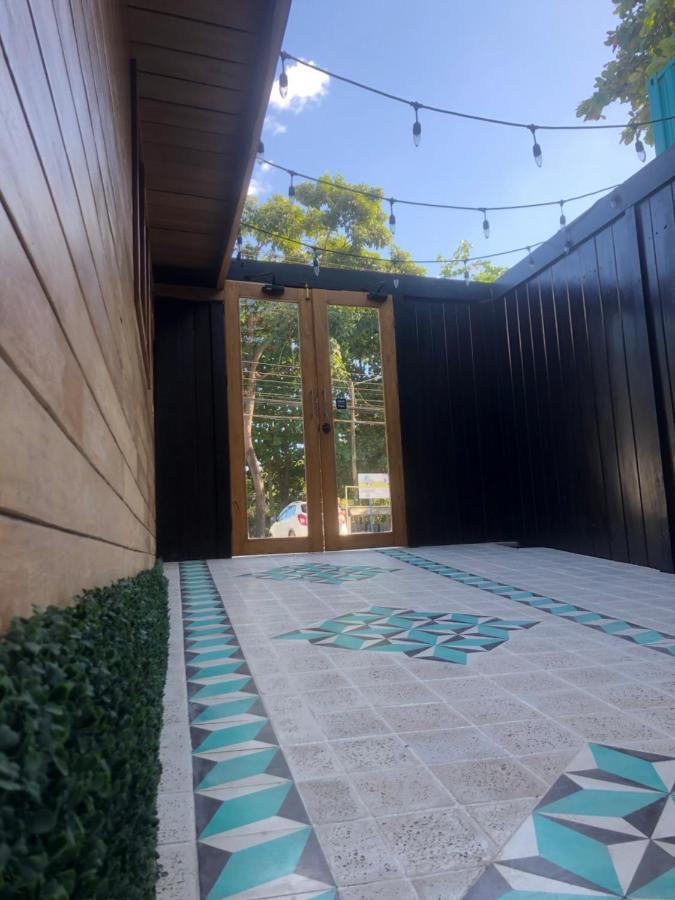 Casa Aura: Beachfront Premium Hostel Tamarindo Bagian luar foto