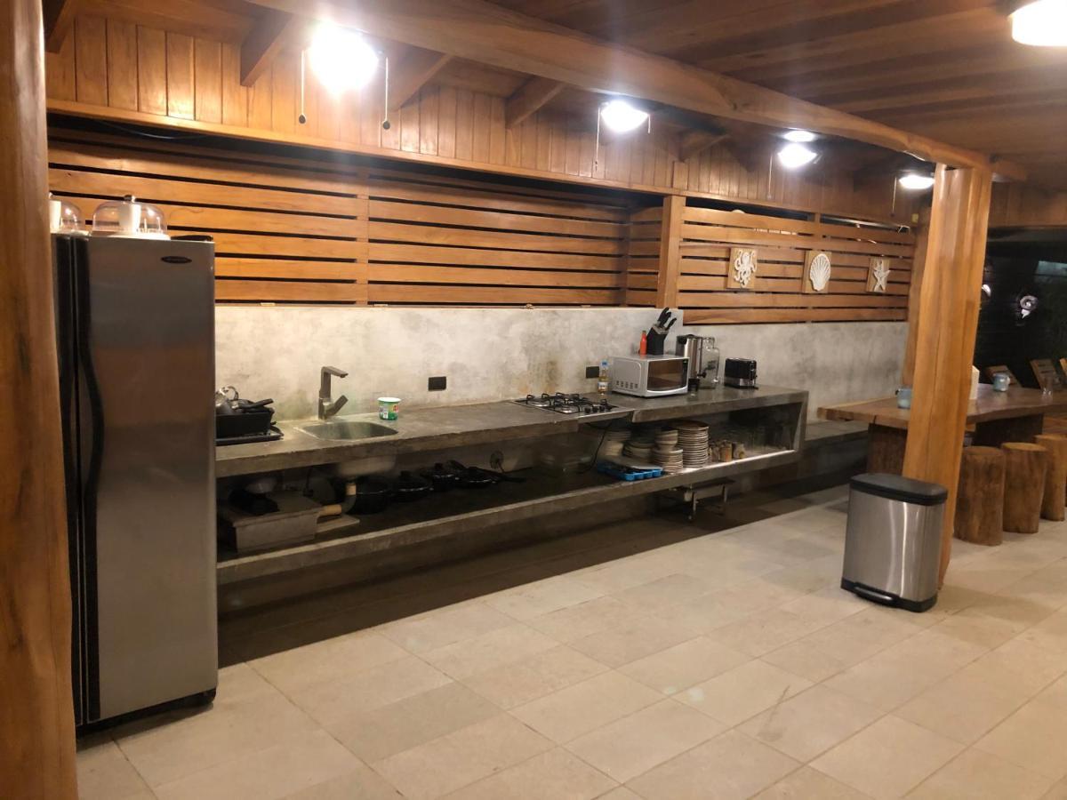 Casa Aura: Beachfront Premium Hostel Tamarindo Bagian luar foto