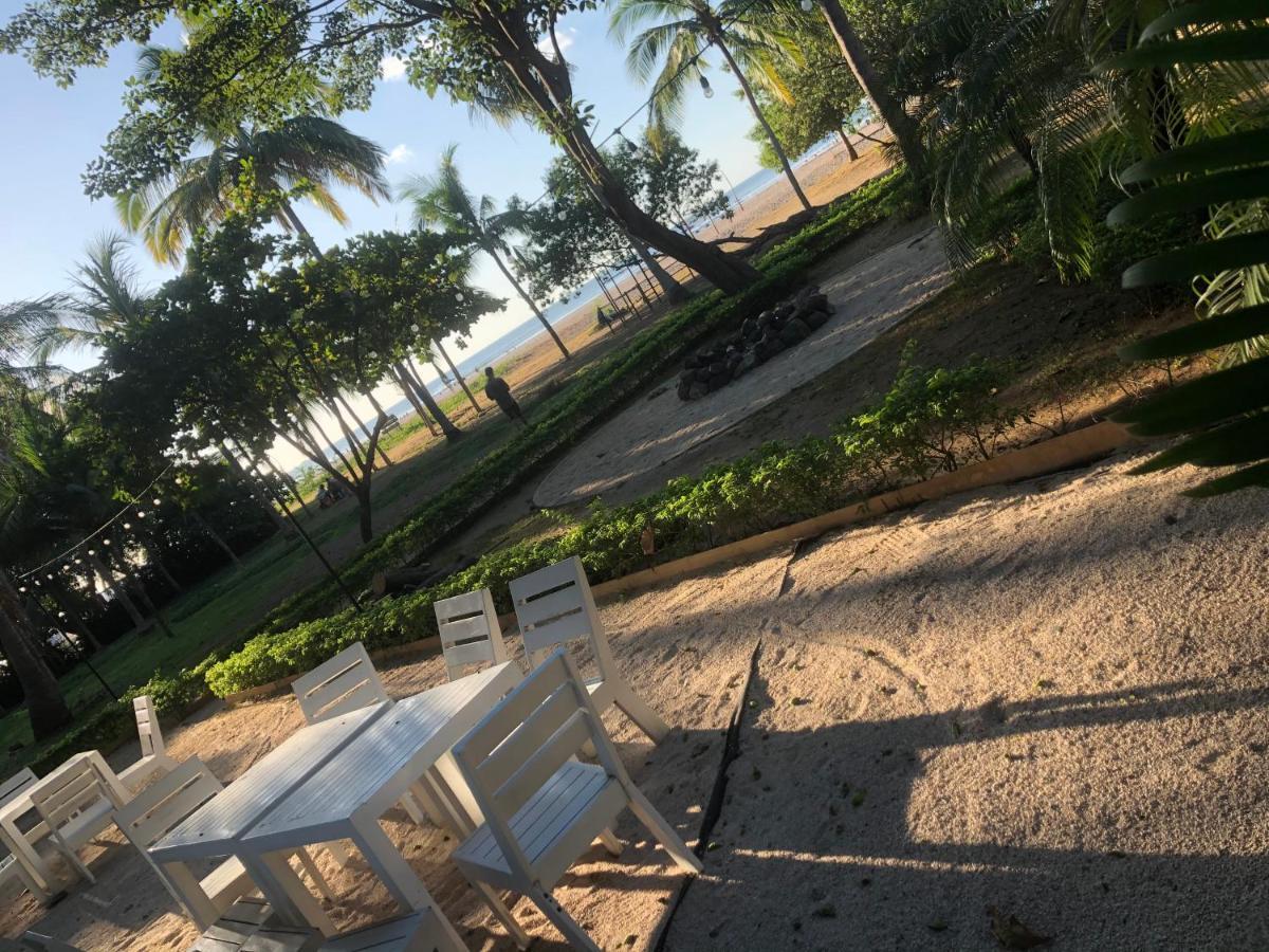 Casa Aura: Beachfront Premium Hostel Tamarindo Bagian luar foto