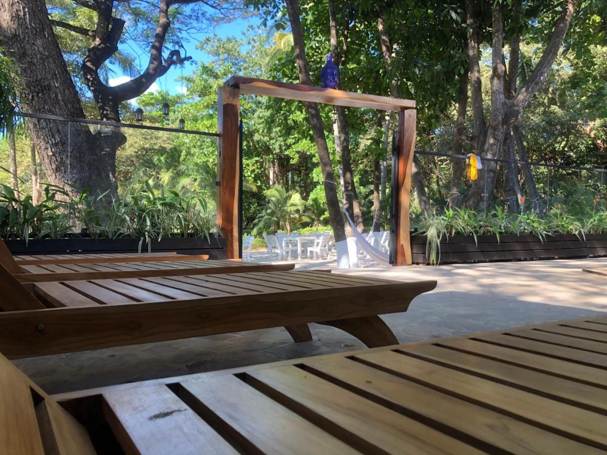 Casa Aura: Beachfront Premium Hostel Tamarindo Bagian luar foto
