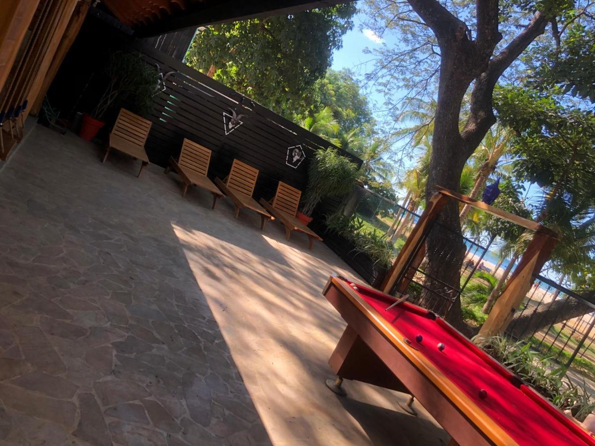 Casa Aura: Beachfront Premium Hostel Tamarindo Bagian luar foto